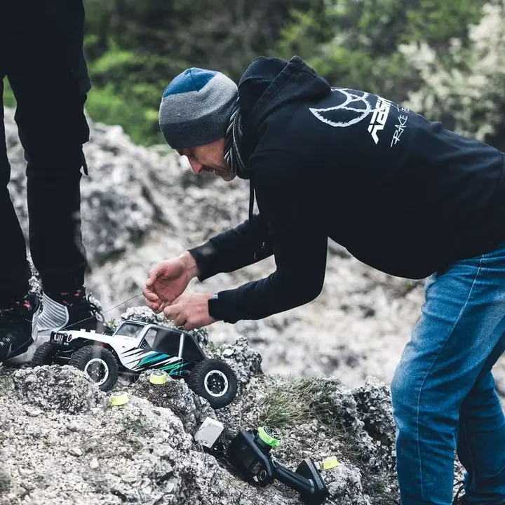 RC-Klub modell webáruház - drónok, távirányítós autók 9 Szivós Tamás, az RC-Klub tulajdonosa crawlert szerel a pályán